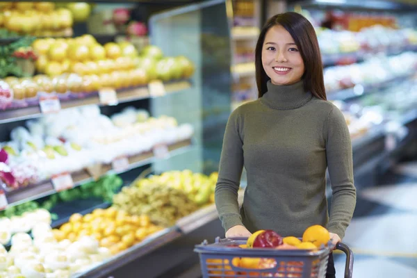 Ung asiatisk kvinna Shopping i snabbköpet — Stockfoto