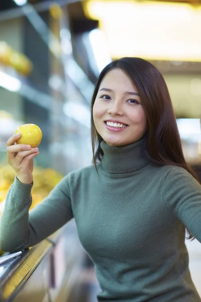 Ung asiatisk kvinna Shopping i snabbköpet — Stockfoto