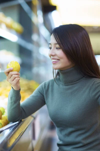 Ung asiatisk kvinna Shopping i snabbköpet — Stockfoto