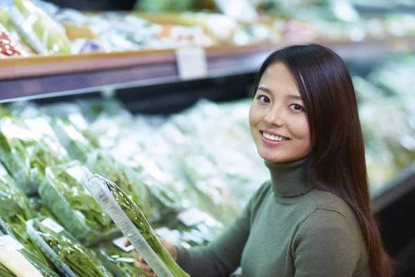 Ung asiatisk kvinna Shopping i snabbköpet — Stockfoto