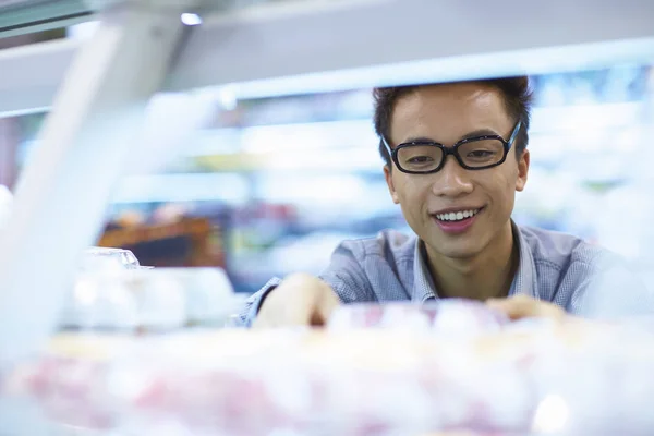 En ung asiatisk Man Shopping i snabbköpet — Stockfoto