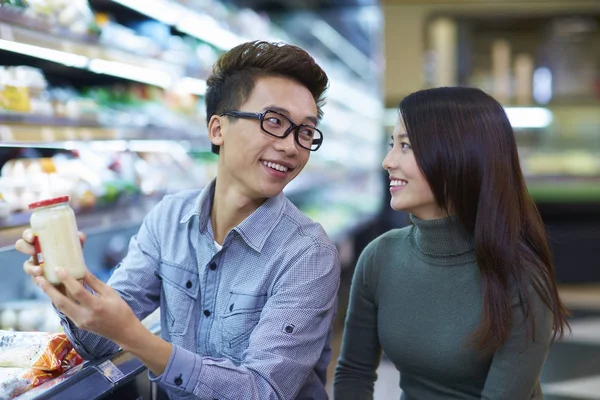 Glad ung asiatisk par Shopping i snabbköpet — Stockfoto