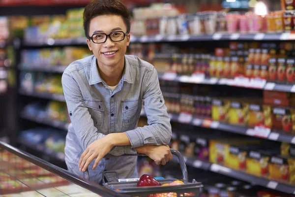 En ung asiatisk Man Shopping i snabbköpet — Stockfoto