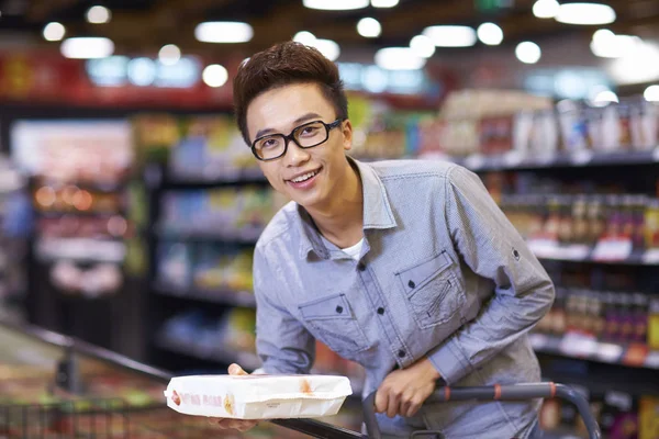 Bir genç Asyalı adam alışveriş süpermarket