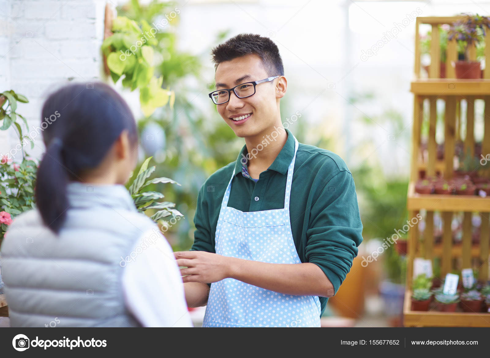 他在店里的顾客交谈的男性花店 图库照片 C Bo19