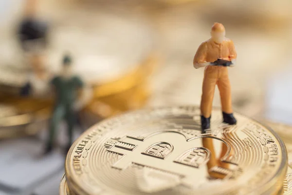 Bitcoin Mit Wenig Figur Auf Der Tastatur — Stockfoto