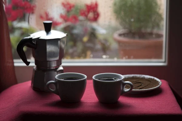 Tassen heißen Kaffee und Espressomaschine vor der Schaufensterscheibe — Stockfoto