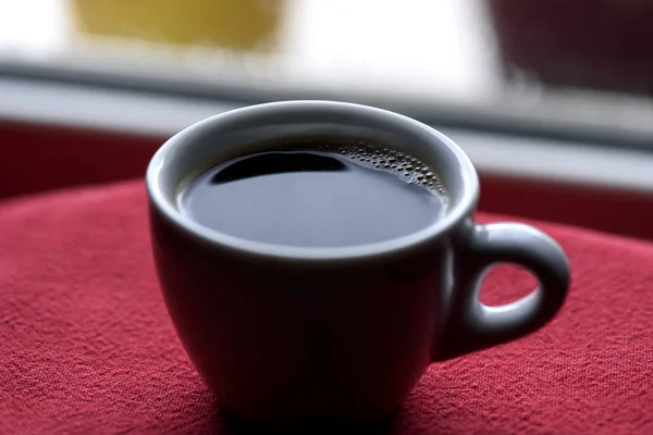 Tasse heißen Kaffee vor dem Fenster Regentropfen — Stockfoto