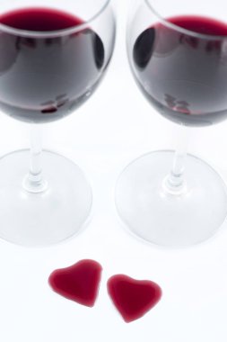 İki bardak ve kırmızı şarap, Happy Valentine's Day şekilden kalp