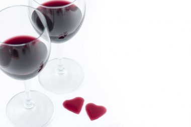 İki bardak ve kırmızı şarap, Happy Valentine's Day şekilden kalp