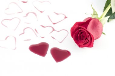 Kalp şekli kırmızı şarap ve gül çiçek, Happy Valentine's Day