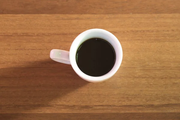 Tasse Kaffee auf Holzgrund — Stockfoto