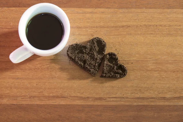 Gemahlener Kaffee Liebe Dekoration und Tasse Kaffee auf Holzrücken — Stockfoto