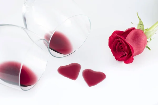 Herzform aus Rotwein und Rosenblüte, glücklicher Valentinstag — Stockfoto