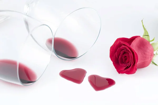 Herzform aus Rotwein und Rosenblüte, glücklicher Valentinstag — Stockfoto