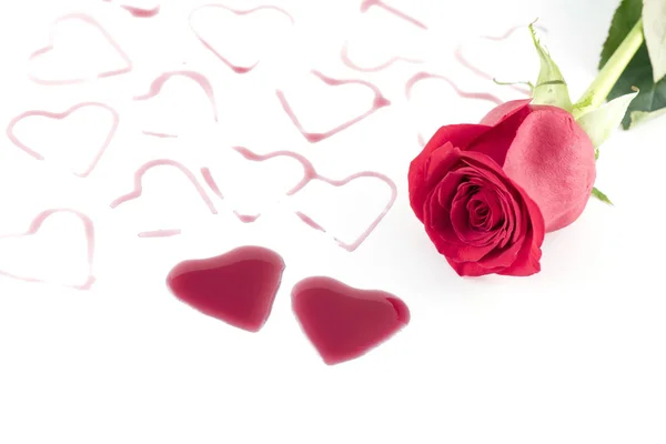 Heart shape from red wine and Rose flower, Happy Valentine's Day — Stock Photo, Image