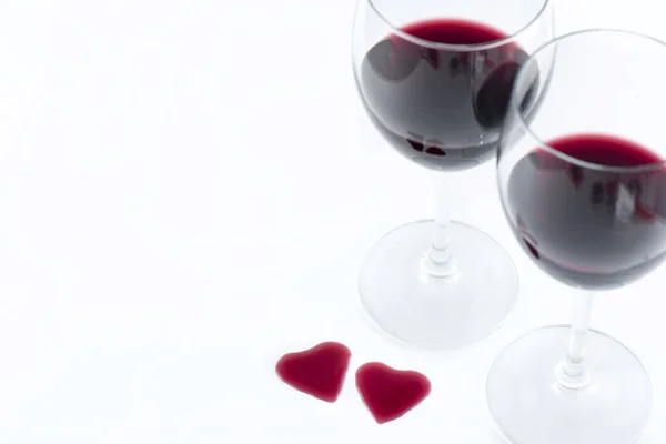 두 잔과 레드 와인, 해피 발렌타인에서 심장 모양 스톡 사진