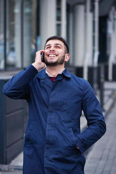 Feliz Sonriente Hombre Negocios Guapo Chaqueta Azul Hablando Teléfono Inteligente — Foto de Stock