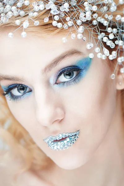 Maquiagem Criativa Tema Beleza Uma Jovem Com Maquiagem Azul Inverno — Fotografia de Stock