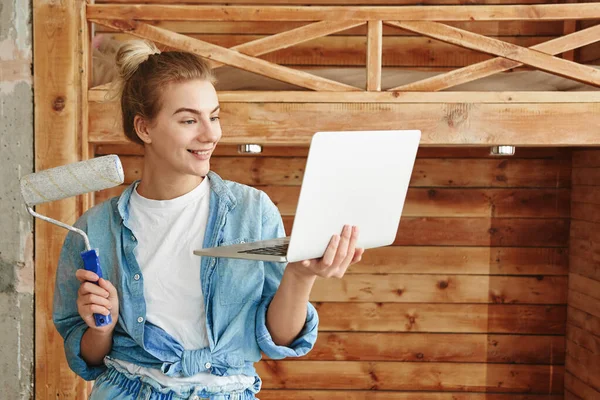 Mujer Joven Feliz Ropa Construcción Con Planes Para Portátiles Hace — Foto de Stock