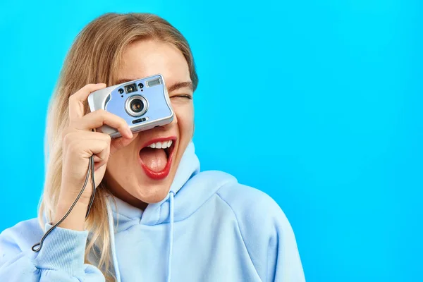 Retrato Jovem Fotógrafo Hipster Positivo Menina Tirar Fotos Câmera Filme — Fotografia de Stock