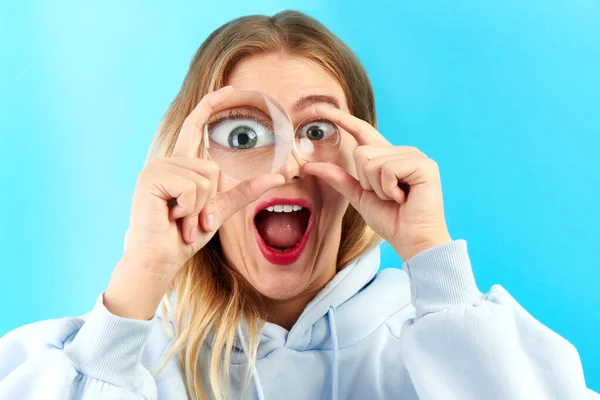 Young Beautiful Woman Looking Camera Magnifier Funny Surprised Expression Closeup — Stock Photo, Image