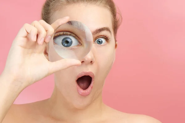 Young Woman Looking Camera Magnifier Funny Surprised Expression Closeup Isolated — Stock Photo, Image