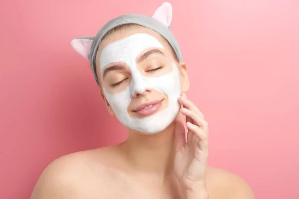 Νεαρή Γυναίκα Αυτιά Γάτας Απλώνει Λευκή Μάσκα Καθαρισμού Στο Πρόσωπό — Φωτογραφία Αρχείου