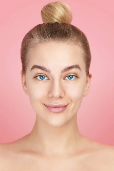 Fechar Retrato Jovem Bela Russa Olhos Azuis Mulher Sem Maquiagem — Fotografia de Stock