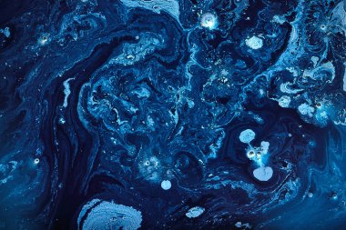 Soyut sıvı mavi renkler dış uzay arkaplanı. Dış gezegen kozmik deniz deseni, boya lekeleri.