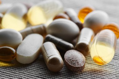 Doku arka planında diyet takviyeleri, haplar, vitaminler ve ilaçlar yakın plan