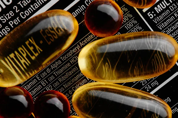 Nærbilde Svart Etikett Med Tillegg Fakta Multivitaminkompleks Omega Gelatinkapsler Vitamin – stockfoto