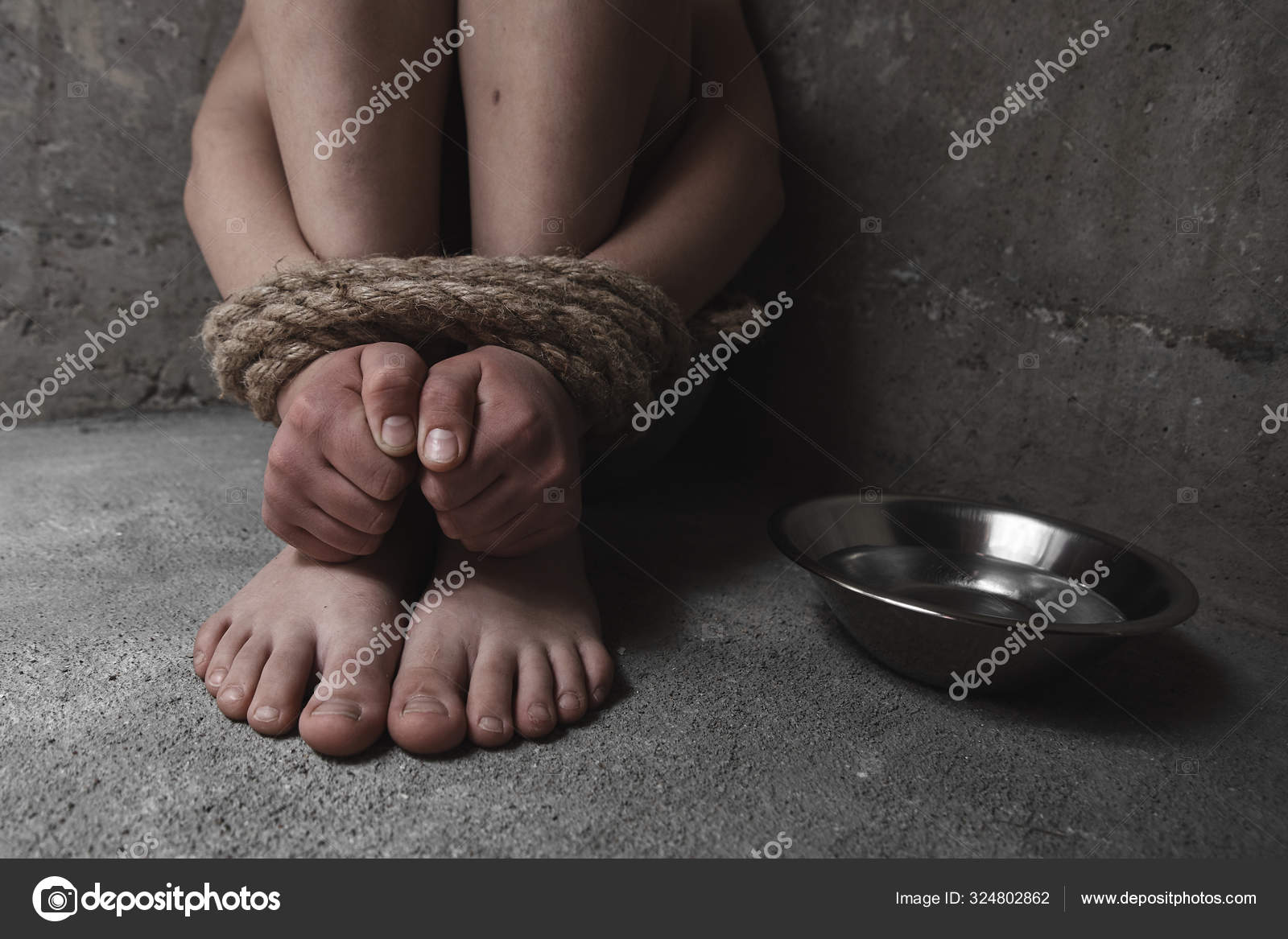 связанные веревками руки у детей. связанные мужские руки. девушка вяжет. рукоделие. связанные руки.