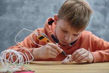 Çocuk 3D kalemle hacim plastik figürleri yapıyor. Evdeki ve okuldaki çocuklar için eğitici bir oyuncak. Çal ve çalış