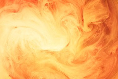 Soyut sıvı sarı ateş. Dış uzayda parlayan bir güneş ışığı, dönen bir duman