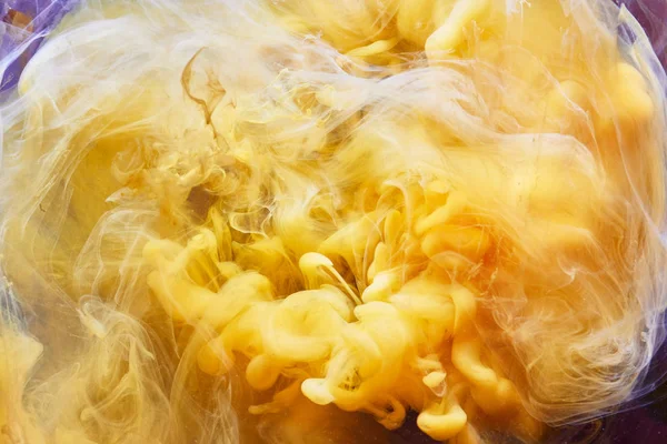 Gelbe Flüssigkeit Wirbelt Chemischen Rauch Hintergrund — Stockfoto