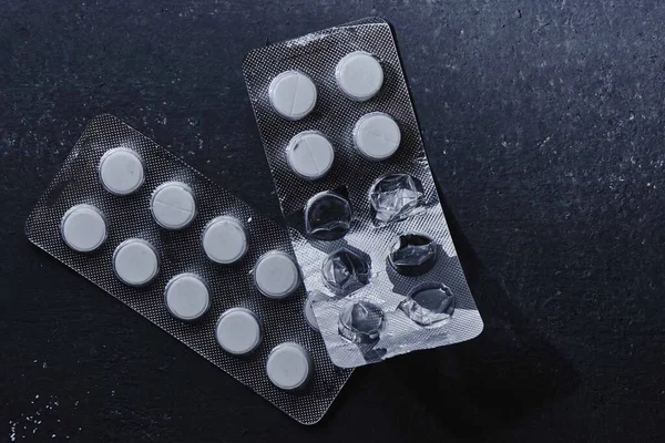 Два Использованных Волдыря Белыми Таблетками Черном Фоне Наркотики Наркомания — стоковое фото