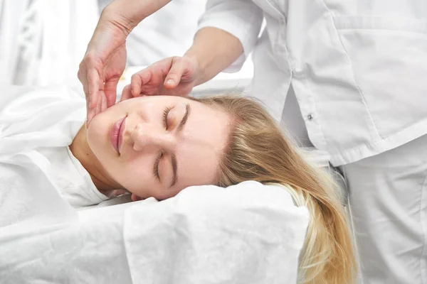 Professionele Schoonheidsspecialiste Geeft Jonge Vrouw Handmatige Massage Van Gezicht Halsband — Stockfoto