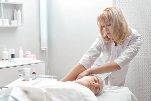 Estetista Professionista Giovane Donna Massaggio Manuale Del Viso Zona Collo — Foto Stock