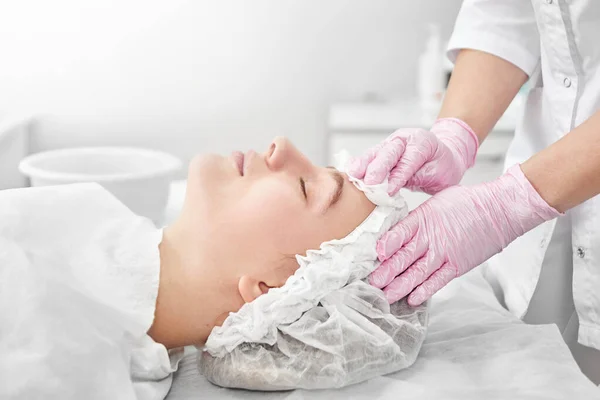 Esteticista Profesional Salón Proporciona Cuidado Integral Piel Facial Para Mujer — Foto de Stock