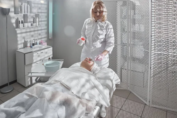 Profesjonalny Kosmetyk Salonie Zapewnia Kompleksową Pielęgnację Skóry Twarzy Dla Młodej — Zdjęcie stockowe