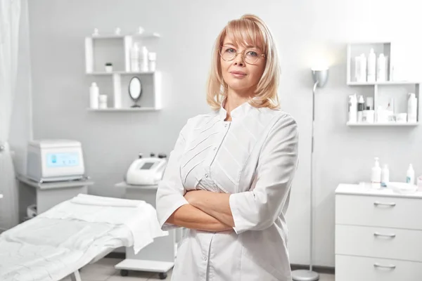 Portret Van Succesvolle Professionele Arts Cosmetoloog Dermatoloog Vrouw Haar Schoonheidssalon — Stockfoto