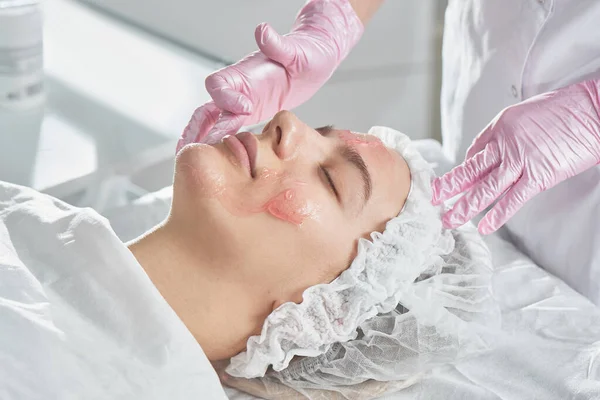Esteticista Profesional Salón Proporciona Cuidado Integral Piel Facial Para Mujer — Foto de Stock