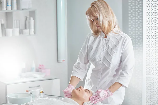 Professionell Kosmetolog Salong Ger Omfattande Ansiktsvård För Ung Kvinna Rengöring — Stockfoto