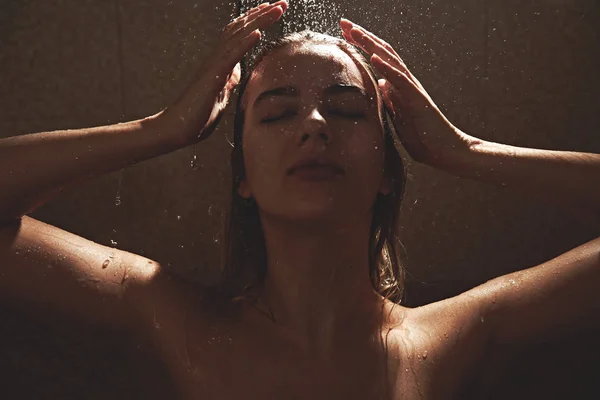 真正赤裸裸的金发姑娘洗澡 在浴室里用水滴洗性感的身体 闭着眼睛享受 — 图库照片