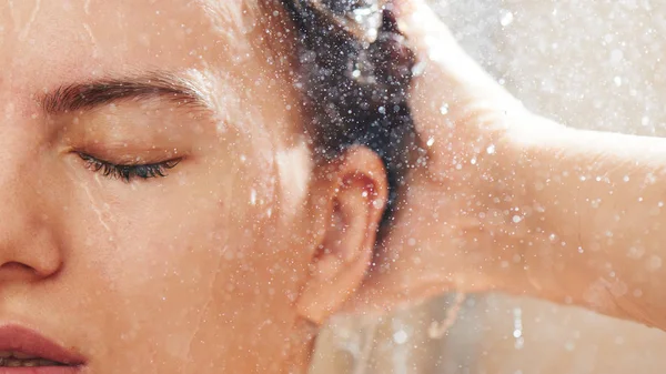 淋浴间里的女孩在溪流中洗头 湿透了脸 眼睛睁得大大的 — 图库照片