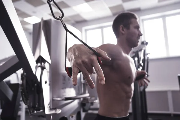 Retrato Fitness Atleta Hombre Con Cuerpo Muscular Hace Ejercicios Sobre — Foto de Stock