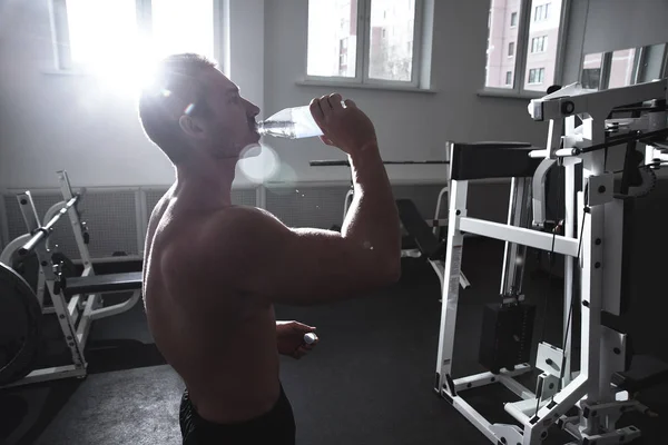 Muskulös Stark Atletisk Man Med Naken Bål Dricker Vatten Med — Stockfoto