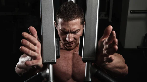 Retrato Fitness Atleta Homem Com Corpo Muscular Faz Exercícios Equipamentos — Fotografia de Stock