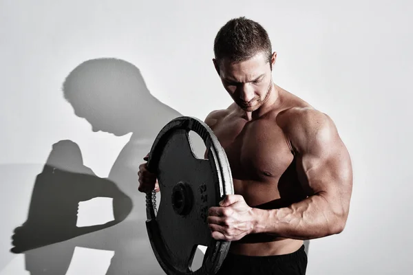Retrato Homem Atlético Forte Muscular Com Tronco Bombeando Músculos Ginásio — Fotografia de Stock